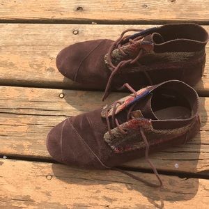 Tom’s Navaho print brown boots